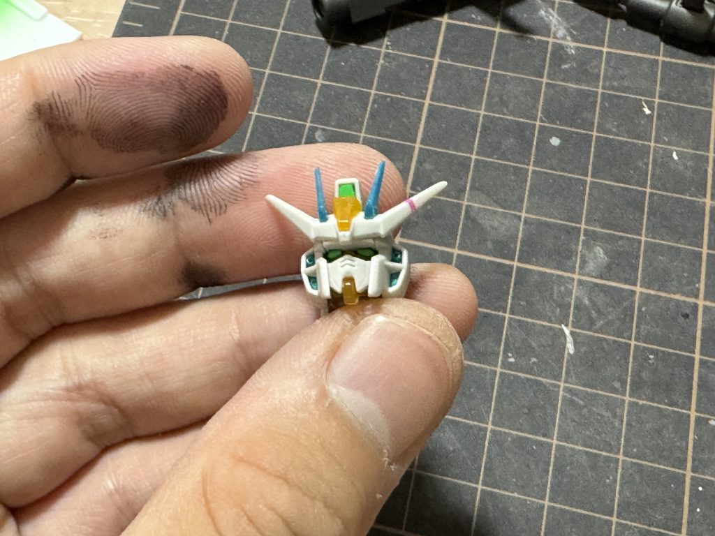 お顔お目目は蛍光グリーンに塗っています。頭頂部のカメラレンズはシールなどが付属していないのでプラ板をカットして蛍光グリーンに塗って貼り付けています。 V字アンテナにステッカーの余白部分を切って貼り付けました。