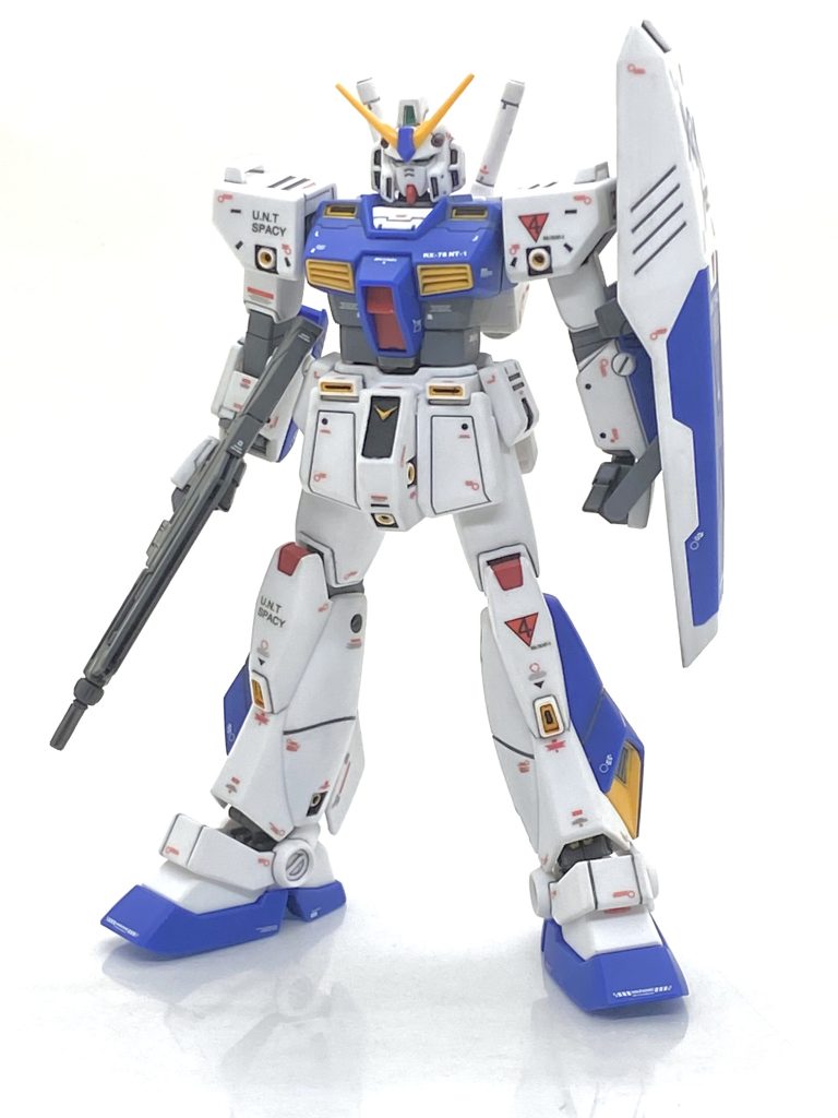 HGUC ガンダムNT1(アレックス)を成形色仕上げ＋αで作ってみました。前回作りましたのがザクII改で、やはり対峙するMSは欲しいので・・・そうなるとアレックスしかありません。ですが、プロの方でも言っているのですが兎にも角にもアレックスの立体は難しいです。出淵裕氏の描くラインはカッコいいのですが、今のガンプラの主流なフォルムバランスやアレンジとは正直ミスマッチで特にアレックスの場合は「RX-78との整合性をどの程度とるか？」も入れないとならなく、チョバムアーマーの装着もありますから今までは作らず逃げてきました(笑)。HGは塗分けも絶望的に多いので・・・目指すは今見てもそんなに違和感を感じないアレックスを作るのを目指して手を動かしていきます。