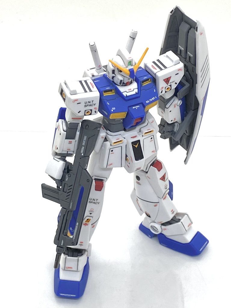 アレックスをパチ組して思ったのは大きくで前方に張り出した胸、上下に極端に詰まった腹部、長い脚をより反映したバランスでかなり設定画を意識しているのがわかりますが、他のHGの整合性も考慮されていると思いました。しかし、あんまり弄り過ぎますとチョバムアーマーの装着に影響が出ますので・・・胸を少し削ったのと寸胴でした腹部を2㎜延長しただけでした。ですが、腹部を延長するだけでかなりバランスが良くなりました・・・干渉する腰の一部分の削り込みも必須ですが効果は抜群です。塗分けは屈指の大変さで姿勢制御バーニアのオレンジを塗るのは全て筆塗りで一回では発色しないからチマチマ塗りました。関節は成型色のパープルグレーが好きじゃないのでメカサフライトにして塗膜を強くしています。