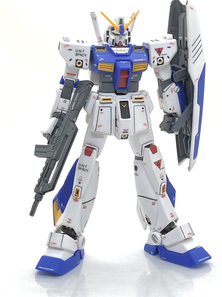 デカールは最初は0080シリーズ汎用に入っていますアレックス用のマーキングを最初に貼って、その後にコーションマークを貼っていきます。アレックスの、マーキングはEFSFではなくU.N.T. SPACYでEFSFのマーキングは一枚も貼ってありません・・・劇中見てもわかりますが間違いなく秘密兵器で軍事機密上は知られたくない存在でしょうから。最初期のMGの付属してるシールもそうなんですが当時の地球連邦宇宙軍の表記は「United Nation Troops.SPACY＝U.N.T. SPACY」でしたが表記がおかしいと当時から言われて、それで旧MGアレックスの説明書から「Under Normal Tactics(非通常戦術)SPecial Assortment Construction Yard(特別分類建造場)」に変わった経緯があり、久しぶりにU.N.T. SPACYのデカールが貼れたので楽しかったです(笑)。つや消しクリアーを吹いて、チョバムアーマーを取り付けたのですが・・・デカールは剥がれず、塗装も殆ど大丈夫でホッとしました。 