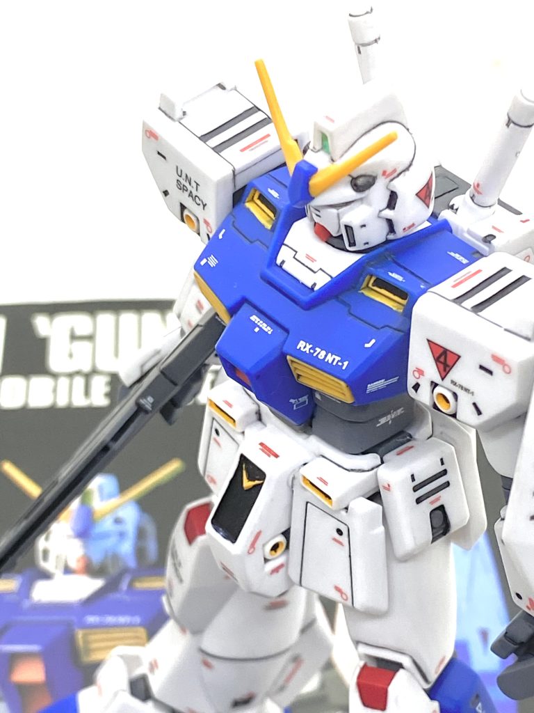 最後は説明書と。HGUCのアレックスは噂にたがわぬ難キットで(笑)、何年振りかにプラ板を使った延長をしたり、細かい箇所をエアブラシ、筆どちらも使ってチマチマ塗り何とか形になりました。モールドも肩やバックパックなんかの太いラインが大変甘く、こちらも久しぶりに0.7㎜や1㎜幅のタガネを使ったりして細かい作業が続き、しかも途中で家族のトラブルがあったりと作業が続かず大変でした。だから、完成してザクⅡ改と一緒に並べて撮影した時は感無量で今回の製作テーマであります「アニメ設定を過度に変更しない」という範疇で纏められたと思います。模型誌を見て、チョバムアーマーがあるからわかっていたのですが結論は「アレックスはやはり難しい！」でRGでのキット化を望みます・・・MGのver2.0はかなりパーツ数多いので(笑)ご覧して頂きありがとうございました。