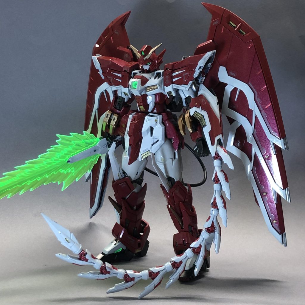 基本的には黒→白に変更しただけです。ランナー塗装でかなり時短でしたが、まじまじ見ると結構ゲート跡が目について困ります…。一応、部分塗装はいつものミスターホビーマーカーでちょっとだけやってます。尻尾は真っ白に塗って、赤部分だけ筆塗りです。リアリスティックデカールを貼りまくったのは3？年ぶりくらいですが、この機体と色合いだともともと目立たないですね。この程度だと水転写に拘らないくて良い感じ。今回はとにかくRGを塗りたい、リアリスティックデカールで強行ってのがテーマでした。ではでは