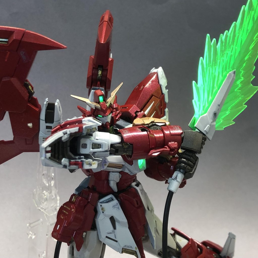 取説に両手持ちっぽいのが載っていたのでチャレンジしたのですが、いまいち同じ感じにはなりませんでした。しかし流石の最新RG。可動域はすごいですね。