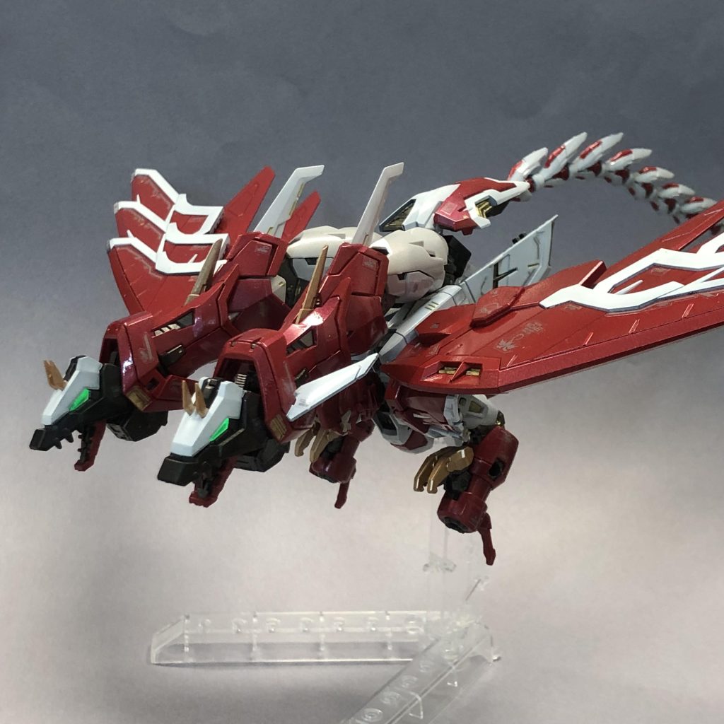 双頭の龍、デカいですね。クリアパーツが光ると楽しいですね