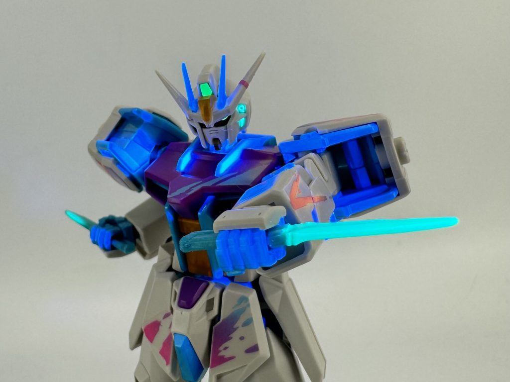 ブルーメタリックのフレーム部分と武装は蛍光塗料を塗ったのでブラックライトを当てると光ります✨ あと、キット付属のステッカーも同様にブラックライトを当てると光る仕様になっていました😳