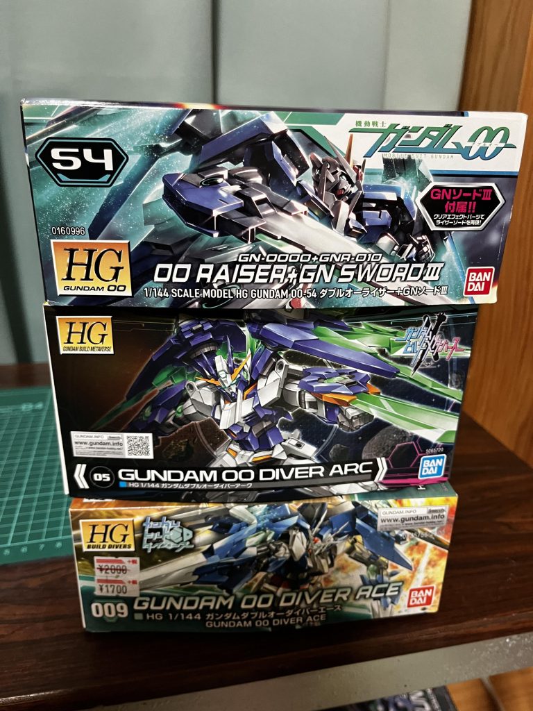 ダブルオーガンダムダイバーの余った色違いのカラーパーツを、差し替えました。