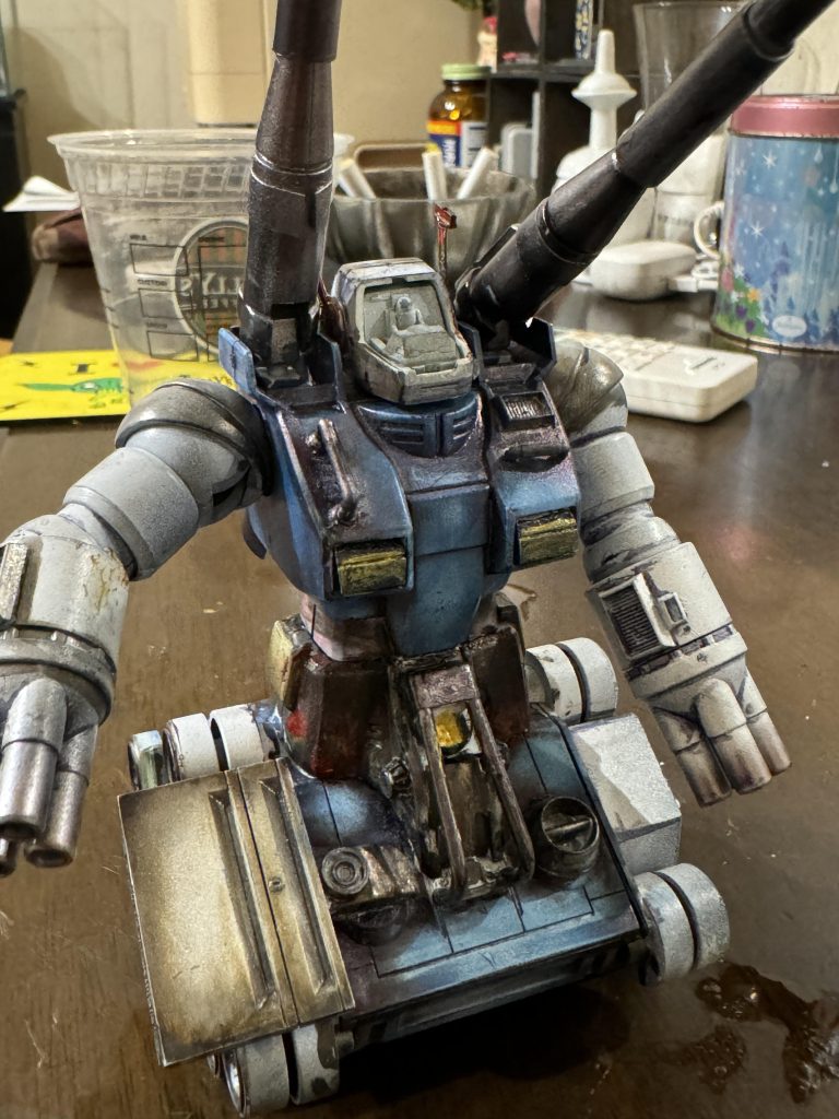 最初白ベースで行こう思って進めてたのですが、煙にまかれて全く存在感無くなったのでオリジナルカラーに近づけました。白ベースも個人的には相当カッコいい!ガンタンクってあらためてカッコいいですね。