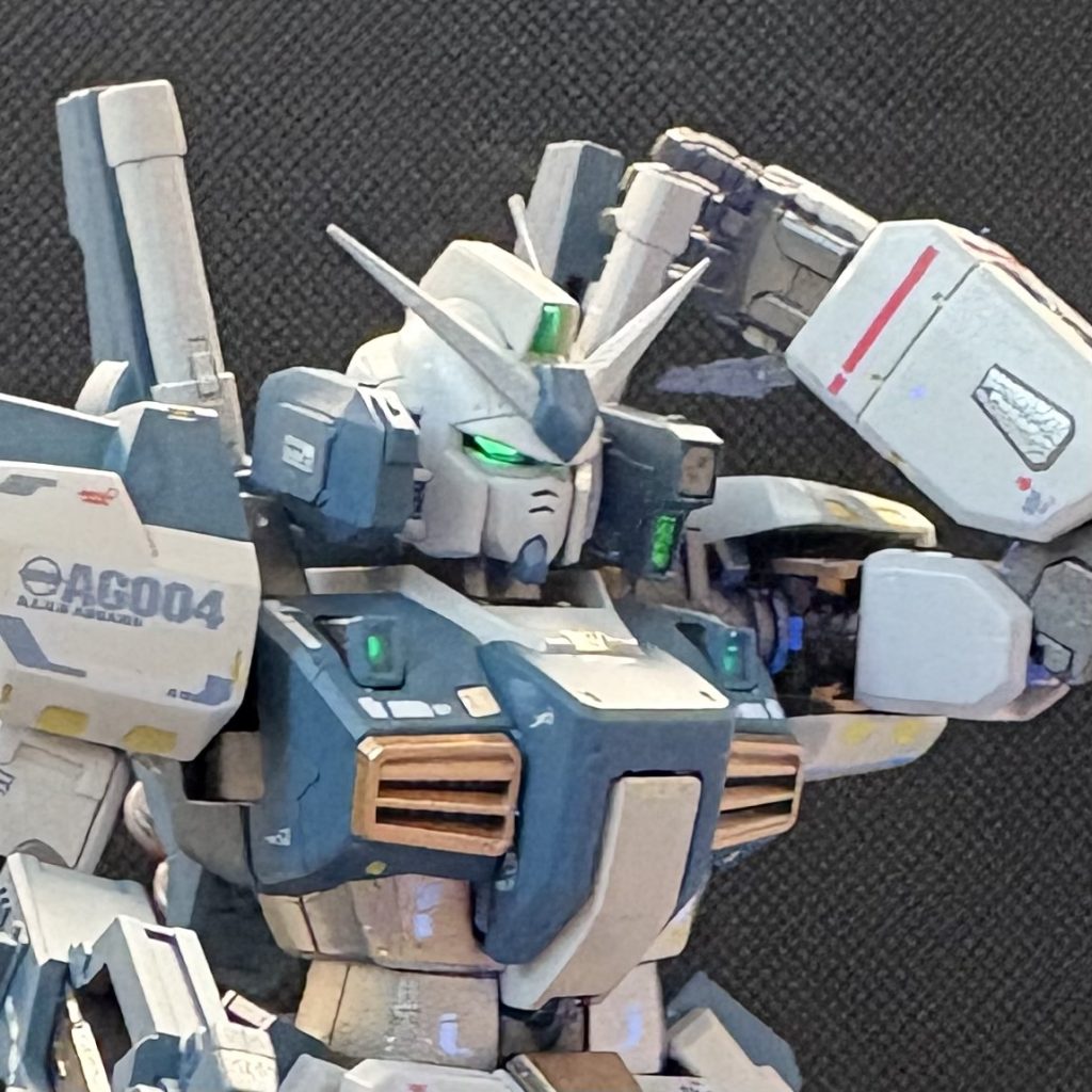 目や胸のクリアーパーツは中にLED入っているっぽくできたかなって思います。(蛍光塗料+UVライトです)トサカカメラはもう一工夫欲しそうです。