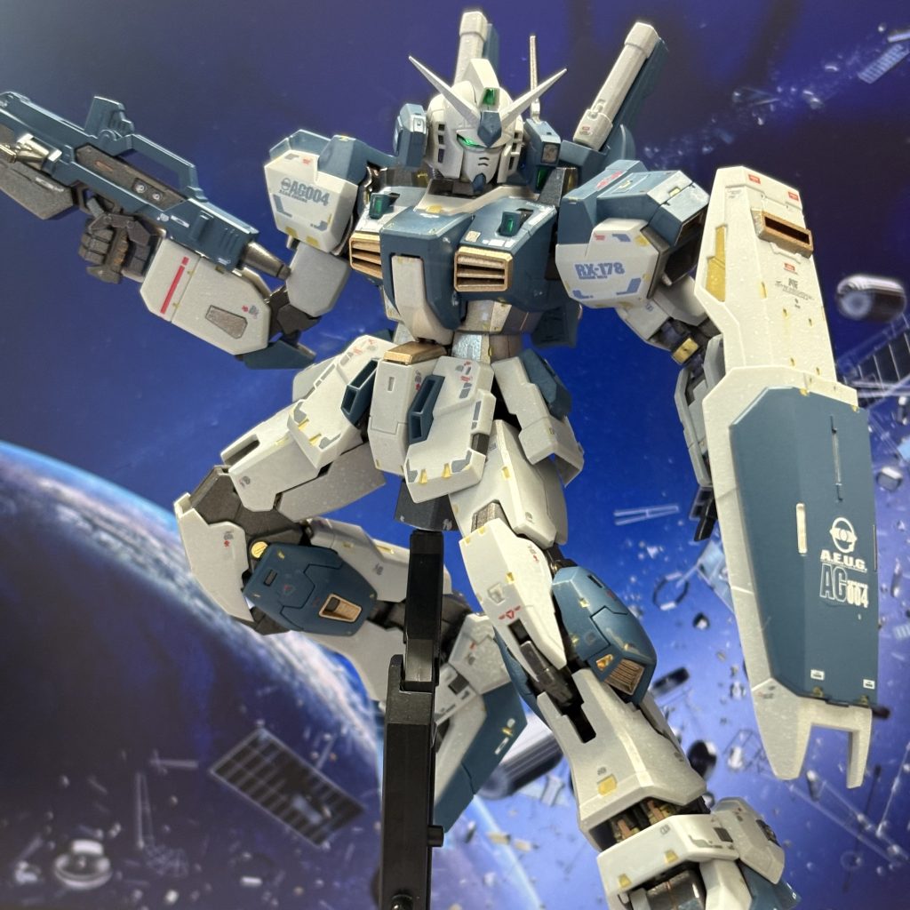 取説見るとライダーキックみたいなポーズっぽいです。すでに左肩がヘタってきてます…(gundam-kao9)