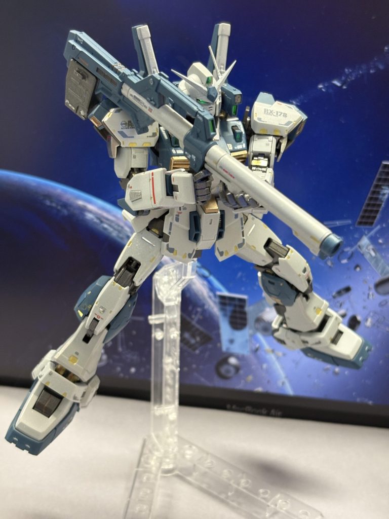 これも取説ポーズです。微妙にバズーカ小さいのとグリップの可動範囲がもう少し欲しい感じがしますね。右手首がかなり苦しい。