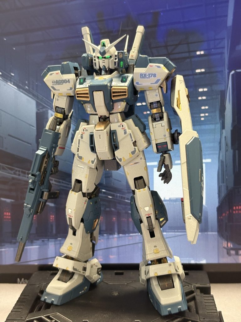 Hi-ν風ですが、色調を落として落ち着いた感じに。青:ミディアムブルー白1:銀下地のホワイト白2:銀下地のグランプリホワイト金:ダクト等大物はゴールド銀:アクセント用途で一部関節や小さな部品に関節等:赤鉄色部分塗装は例によってマーカーペンです。目の塗り分けだけ、タミヤのフラットブラック(エナメル)を使いました。(初めて使いましたが良かったです)