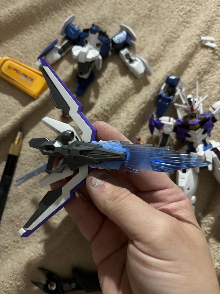 1番大きいガンビット先端にビームサーベル発振部を増設。写真の状態だと手の位置と弦があわなかったので取り付け部分を斜めに切り飛ばしました。ポーズショットの通り、ビームサーベルの刃を短く切って弦に見立てております。(この辺はカテドラルガンダムから着想を得ました)アロー形態そのものに関しては無改造の組み替えです。