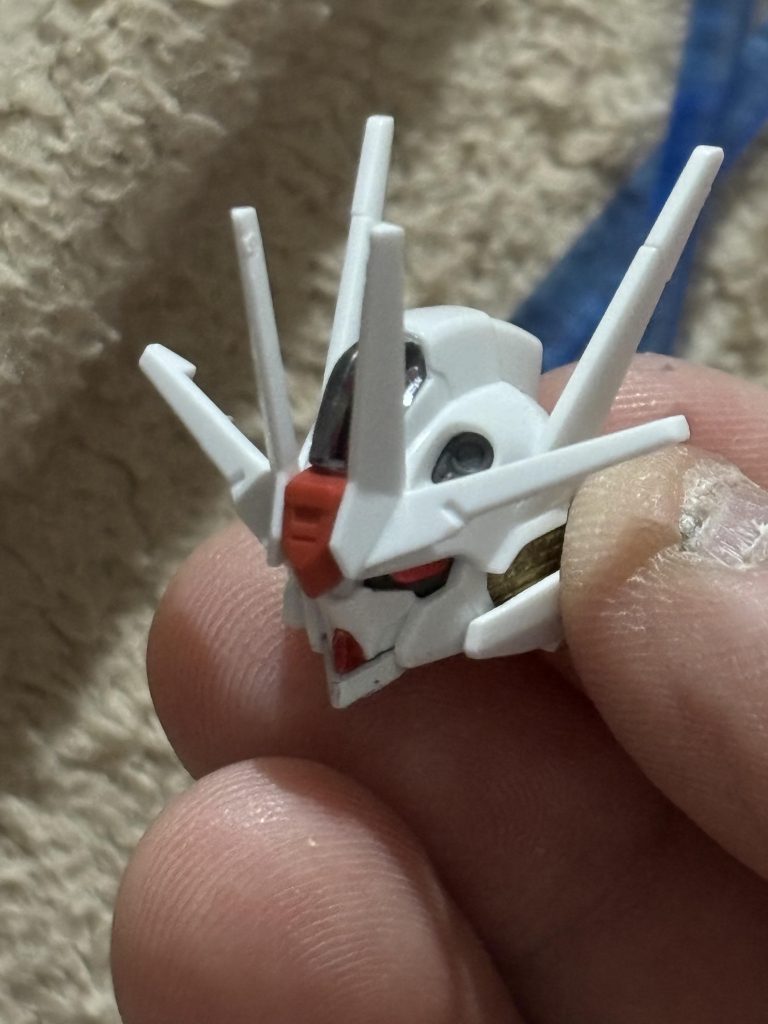 以前塗った悪人ヅラは使いたかったので、アンテナを改修型のものに変更。赤いパーツは形は似てるけど接続ピンが違ったのでアンテナの赤パーツは改修型、シェルユニットはノーマルエアリアルの物を切り取って加工し使用しました。