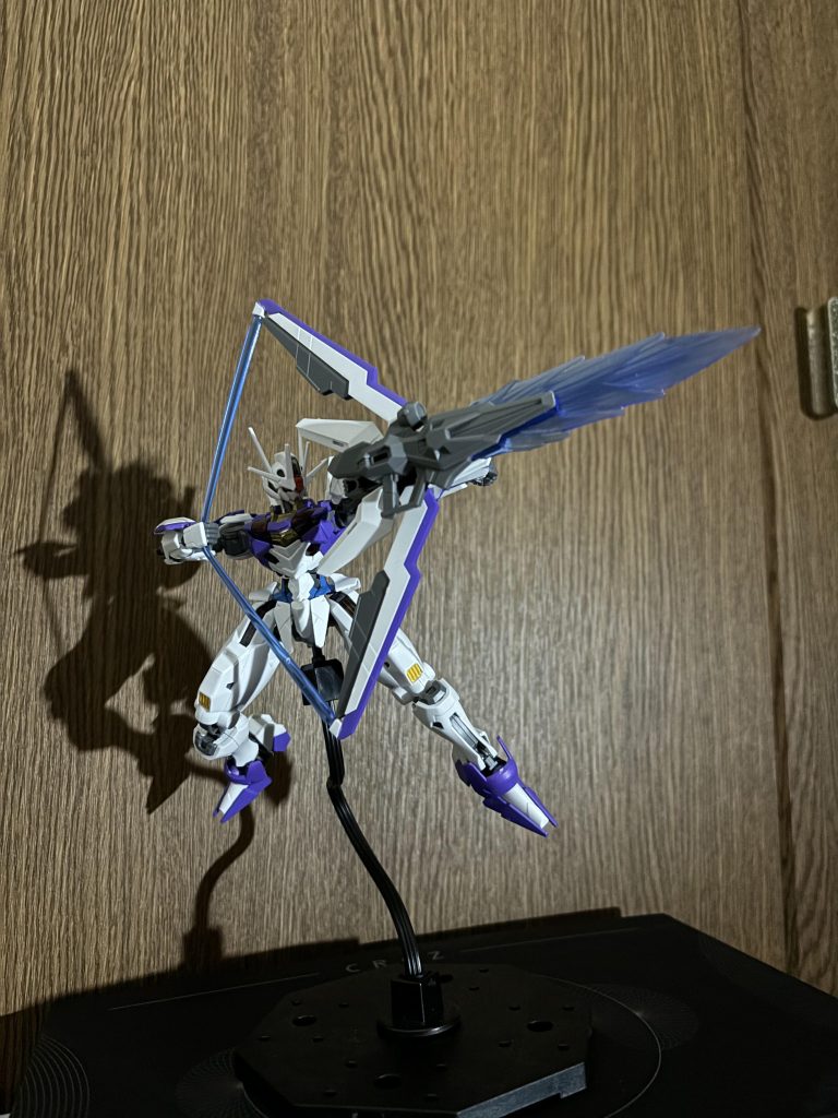 エスカッシャン・アローモードエアリアル・テンペストのエスカッシャンに新たに追加された形態。改修型のガンビットライフルに並ぶ強力なビーム攻撃が可能。さらに、本機のパイロットに流入するデータストームを指向性を持たせて射出、攻撃力はないが、直撃した場合、対象にテンペストのパイロットと同スコアのデータストーム汚染を引き起こす「データストームアロー」の使用も可能。また、複数発放つことで周辺に時間制限ありの擬似的なデータストーム空間を作り出すことも出来る。