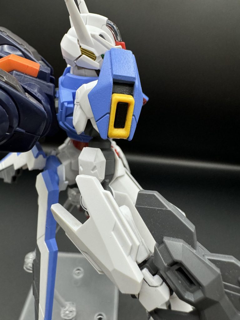 ビットのイエローの内側のブラックは色分けが個人的に難しいと感じ、プラ板を切り出して艶消しブラックで塗装して接着しています。