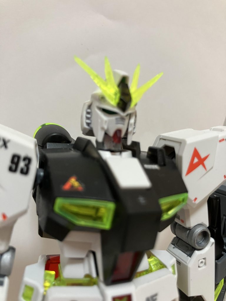 (ボケててすみません)アンテナをデザインナイフを使ってシャープにしました。