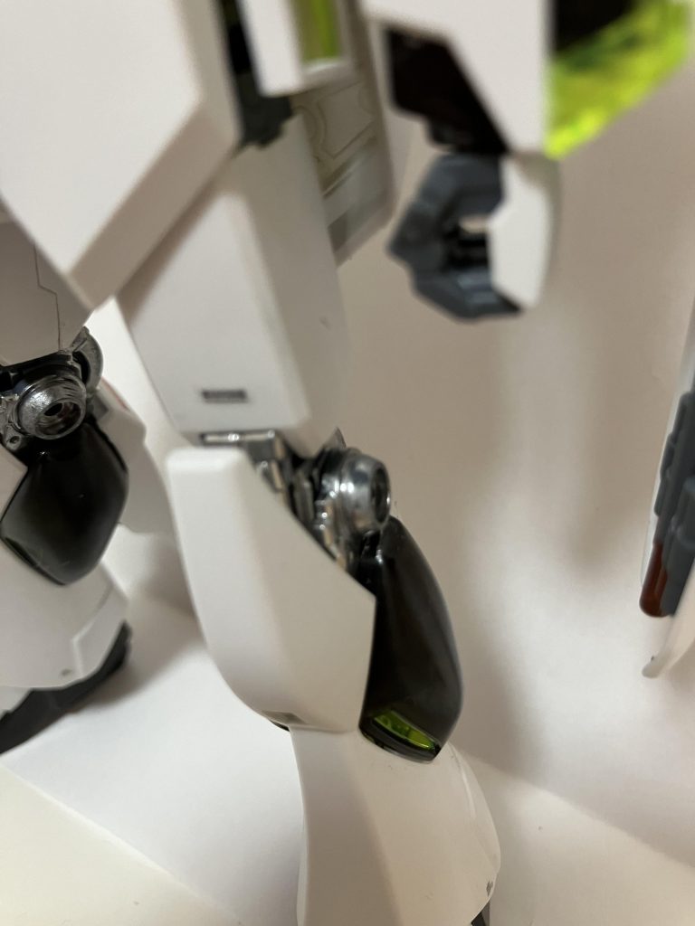 ガンダムマーカーEXシルバーで関節を部分塗装しました。