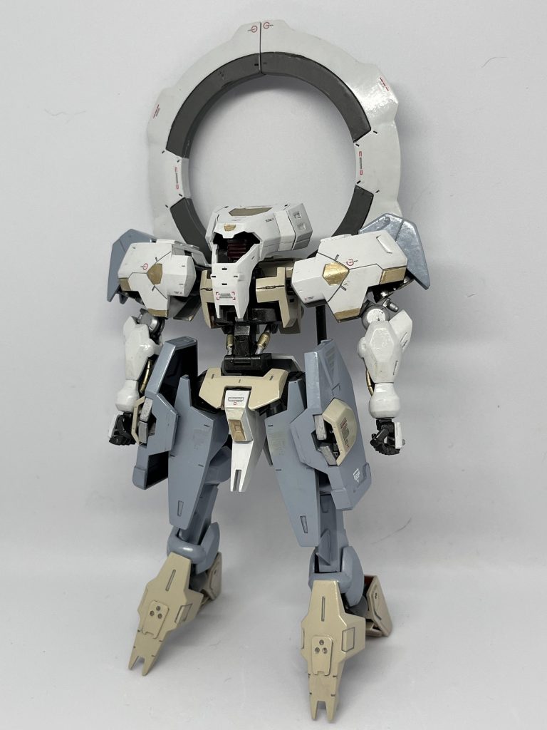 一番の特徴の半月刀は白ベースの高級感ある感じにできて満足(マスキングミスってガタついたのは見ないようにして)。足の甲も寂しかったのでプラ板を追加にチャレンジ。