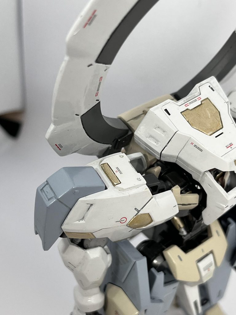 肩のパーツが平面が多く気になったのでここにもハッチ風のプラ板加工。