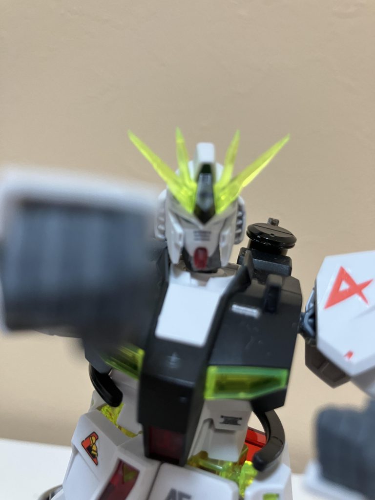 サザビーを殴るνガンダム