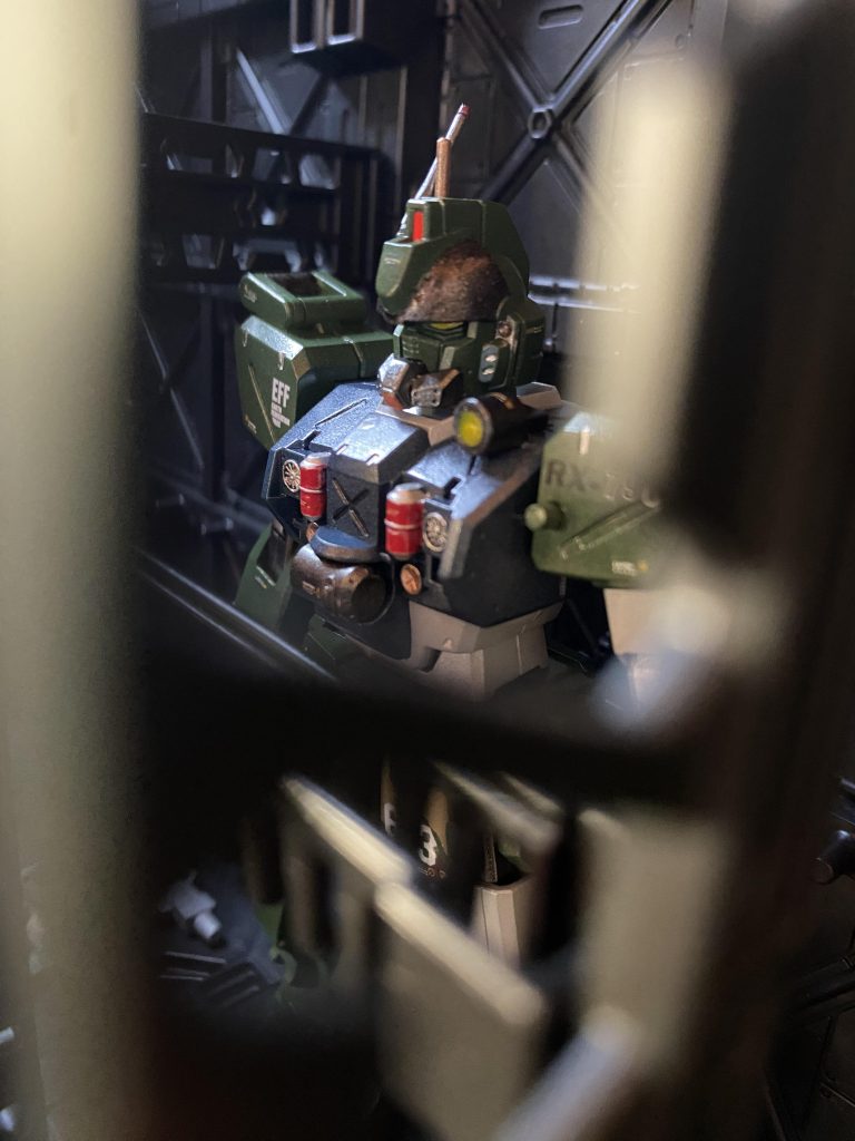 一年戦争中に極東方面軍に配備されたという陸戦型ガンダムの現地改修機のうちの一つのデータが、たまたま開発担当者の目に留まり、試作機の叩き台として再生産される運びとなった。中破した陸戦型ガンダムを鹵獲したザクなどから加工したパーツで改修したとされる設計は、戦後、旧ジオン軍から接収したMSなどから出た大量の部品を抱えていた連邦軍にとって丁度良い使い途であったのだ。