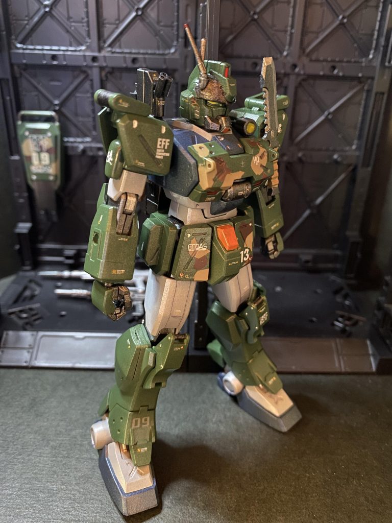 9月に入りましたが、まだまだ残暑が厳しいので、いっそこの蒸し暑さが似合うような陸戦機体を作ろうというところから始まりました。本当はリバイブ陸ガンか、ビルド系のEZ-SRをベースにしたかったのですが運悪くどちらも手に入らなかったので、地元では棚の守護神と化しているez8を中古屋のさらにセールで購入。一応主人公機にも関わらずあんまり人気が無いのはキットとしてもあまり出来が良く無いのでは?と若干の警戒感を抱いてましたが、素組してみて、その予感は半分は当たっているなと感じました😅