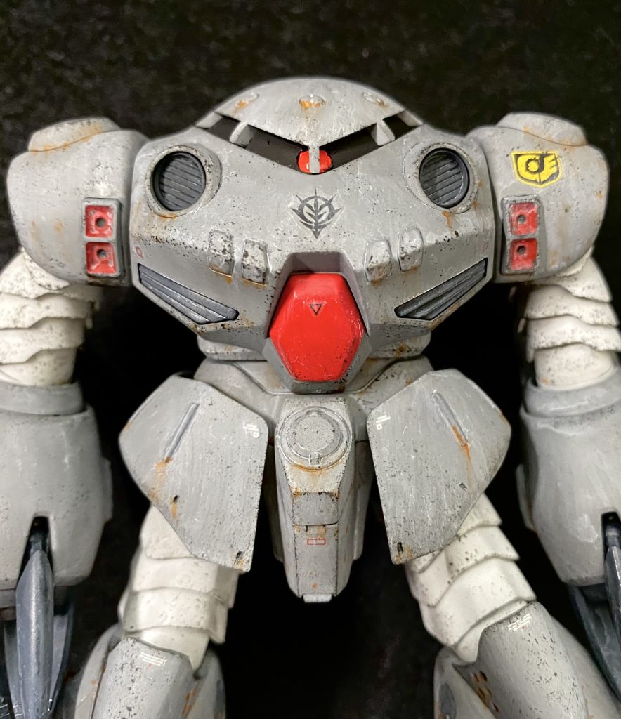 クレオスの水性ウェザリングペイントが良い仕事をしてくれました。モノアイは蛍光ピンク塗装の上からUVレジンでコート。