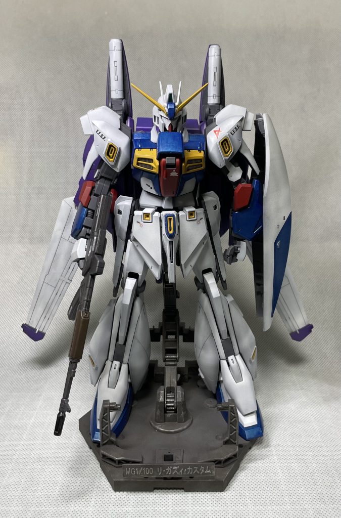 背中のランドセルが重すぎて自立しなかった為アクションベースを使用しました。飾やランナータグを貼り付けて飾っています。