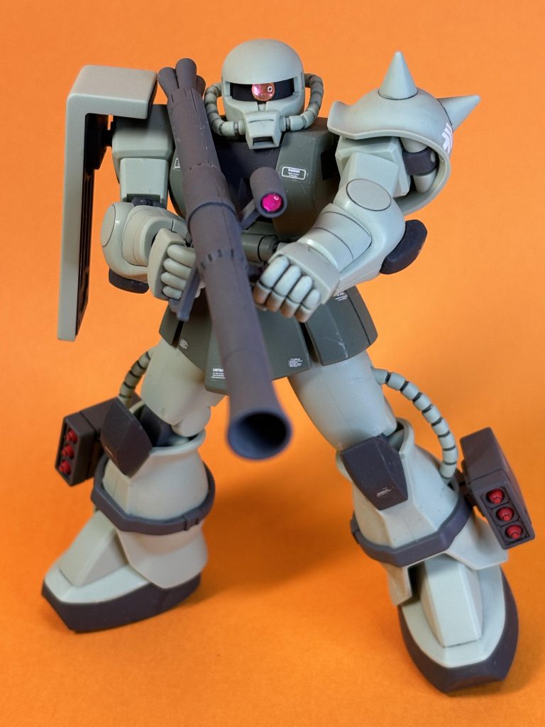 040は足のミサイルポッド付いてる。241には付いてません。