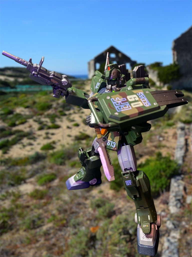 「本日着任のテストパイロットか。貴様、以前はどの部隊にいた?」ブリーフィングルームにて、ダグザ・マックール中尉は陸軍上がりの、いかにも威圧感のある面持ちで尋ねてきた。  「はっ!自分は昨年の10月まで連邦陸軍極東方面第一機械化混成大隊におりました。コジマ中佐麾下の通称コジマ大隊であります。MS小隊の小隊長を任されておりましたが、エコーズを志願して、表向きはストレスによる統合失調症ということで一度後方送りになり隊を離れました。そこから向かった先はジャブローの陸軍特殊学校。数ヶ月の特殊訓練の後、本日着任となりました。」