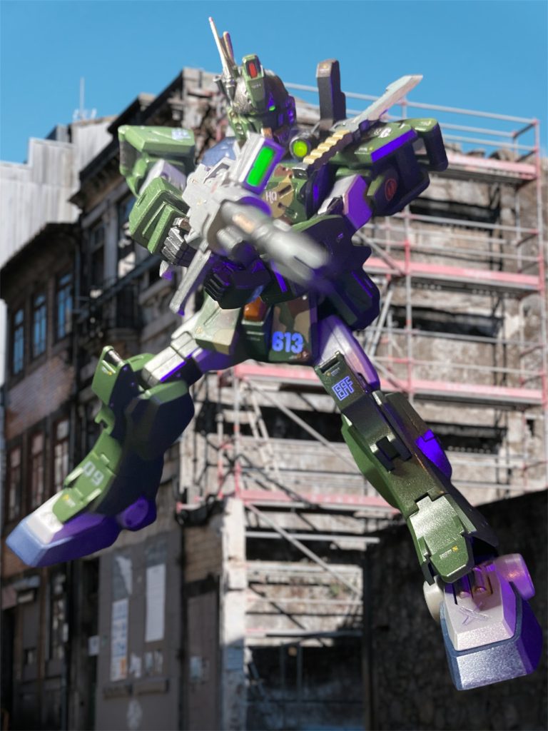 陸ガン仕様のビームライフルはずっと手にいれたかった武器でもあります。カメラアイ、メインカメラ、投光器、ターゲットスコープ等は蛍光塗料のビコーンシステム搭載。PS2のガンダム戦記のパッケージの構え(勝手にマット・ヒィーリィ撃ちと呼ぶ)がめちゃ好み👍同志いますか❓🤔