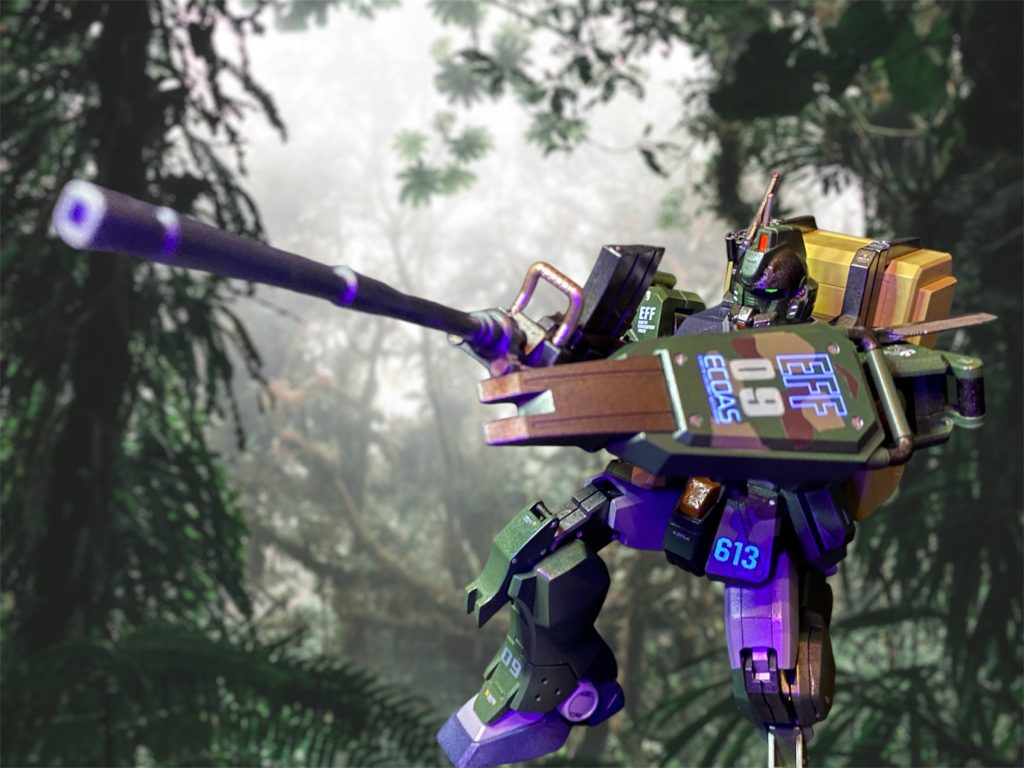 「ほぅ、コジマのオヤジさんか!新任のときには演習でひつこくしごかれたもんだ。終戦時に退官されたと聞いたがな。」「はい、東南アジア戦線に配置されたのに、エアコンは苦手だとかで、いつも冷たい水で暑さをしのがれておりました。」「相変わらずだな!懐かしいが、まぁ思い出話はまたにしておこう、、、貴様の軍籍は病院送りになった時点で一旦抹消されている。陸軍特殊学校もいわゆるエージェント育成機関。参謀本部直轄でありながら、正規軍とは一線を画する。公には出来ない汚れ仕事も請け負う。親友にも家族にもその事は明かさず、生涯の秘密として墓場まで持って行く事になる。エコーズとはそうゆう部隊だ。改めて問う、貴様にその覚悟はあるか⁉︎」