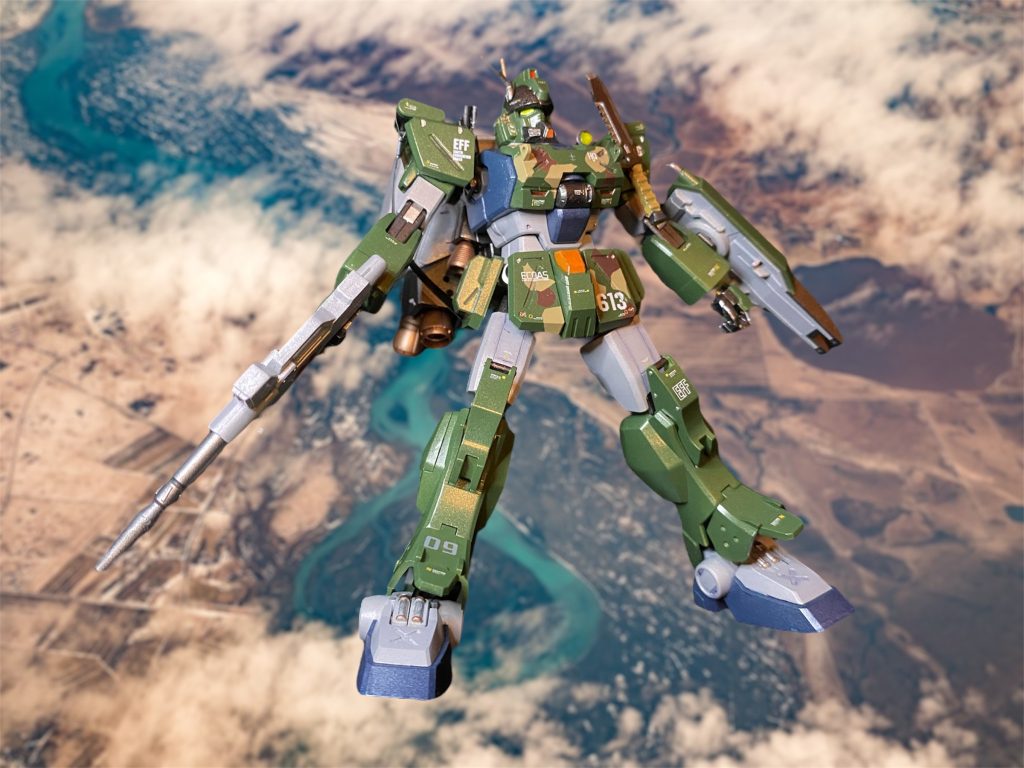 携行兵装やウェポンラックを陸戦型ガンダムと共通としたことで、多種多様のオプションが選択可能であり、特にパラシュートパックは、敵地潜入の際に行う空挺降下において非常に有用な装備と位置付けられた。