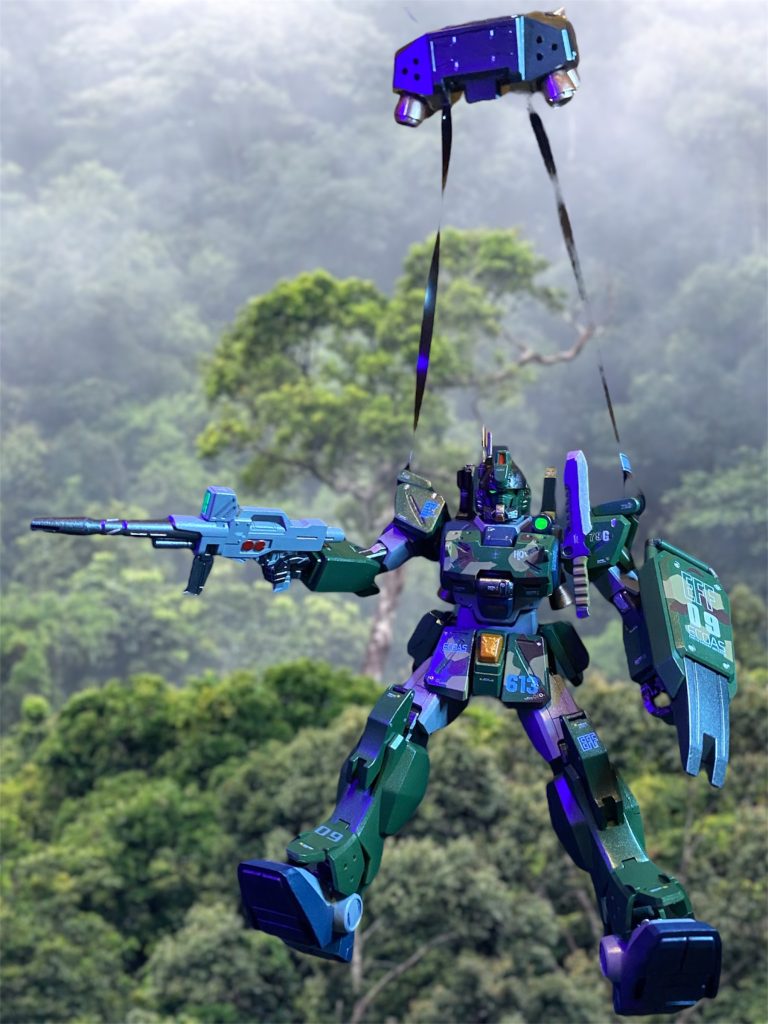 「自分はシドニーの出です。コロニー落としで家族も故郷も失いました。もうあんな事は絶対に起こしちゃいけない、、ジオンでも、たとえ連邦であっても。その芽を事前に摘み取ることが出来るのは、此処しか無いという覚悟で参りました!」 「そうか。たとえ貴様の過去に何があったとしても同情や情けはかけん!ただ、お前が俺たちの背中を預けられる器かどうかはわかった。これからの戦場では特殊部隊の任務にもMSは欠かせん存在になるだろう。責任は重いぞ!」「はっ!中尉殿!」