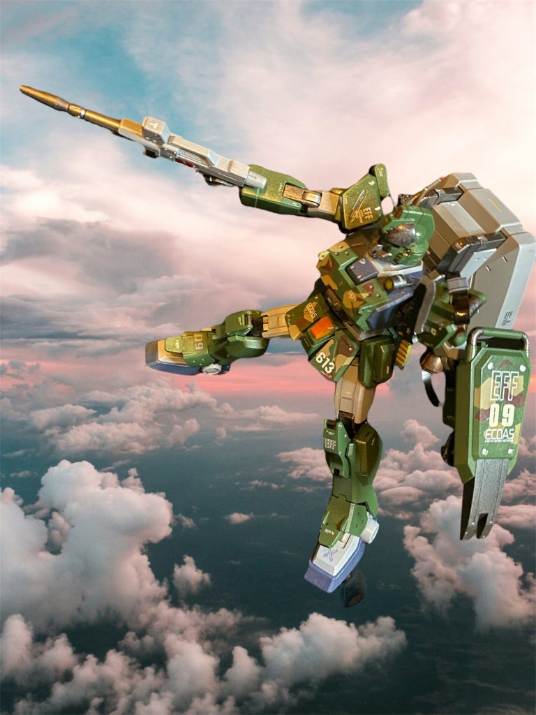 先述のジム・スパルタンは勿論、フルアーマーガンダムがカラーリングの大きな参考になっています。部分的に施した森林迷彩が今回の塗装面でのポイントで、ややレトロな雰囲気もある大きめのクラウド迷彩を目指しました。マスキングテープも自身でカットし、下地のデザートサフ→チョコブラウン→メタリックカーキの3色で塗り分けました。