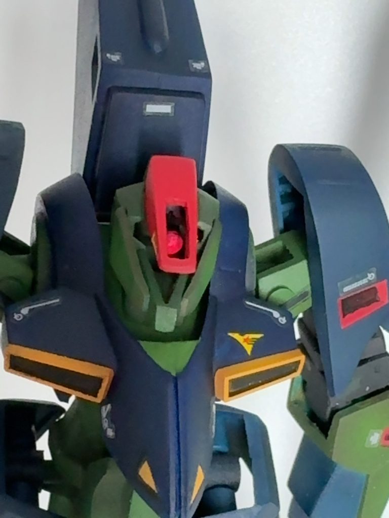 バイザー部はそのままだと塞がっているので肉抜きしました。ギャプランの個性的な部分👁