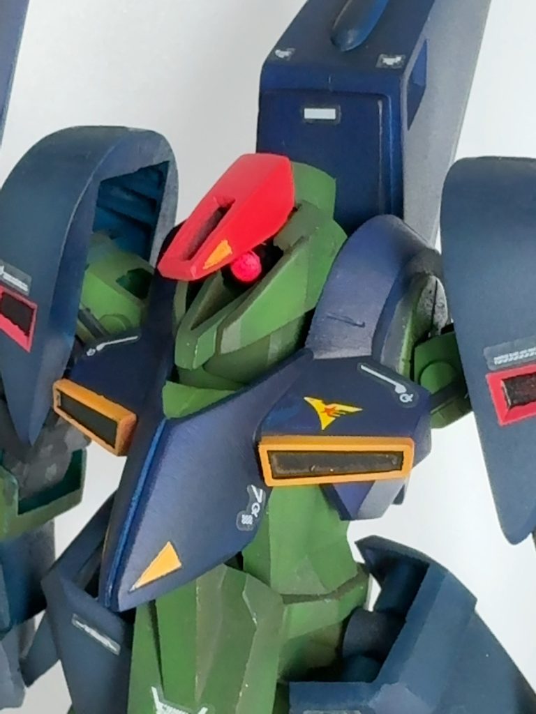 バストアップ手元に余っていたマーキングシールを散りばめました。ティターンズマークだけ水転写デカールです。