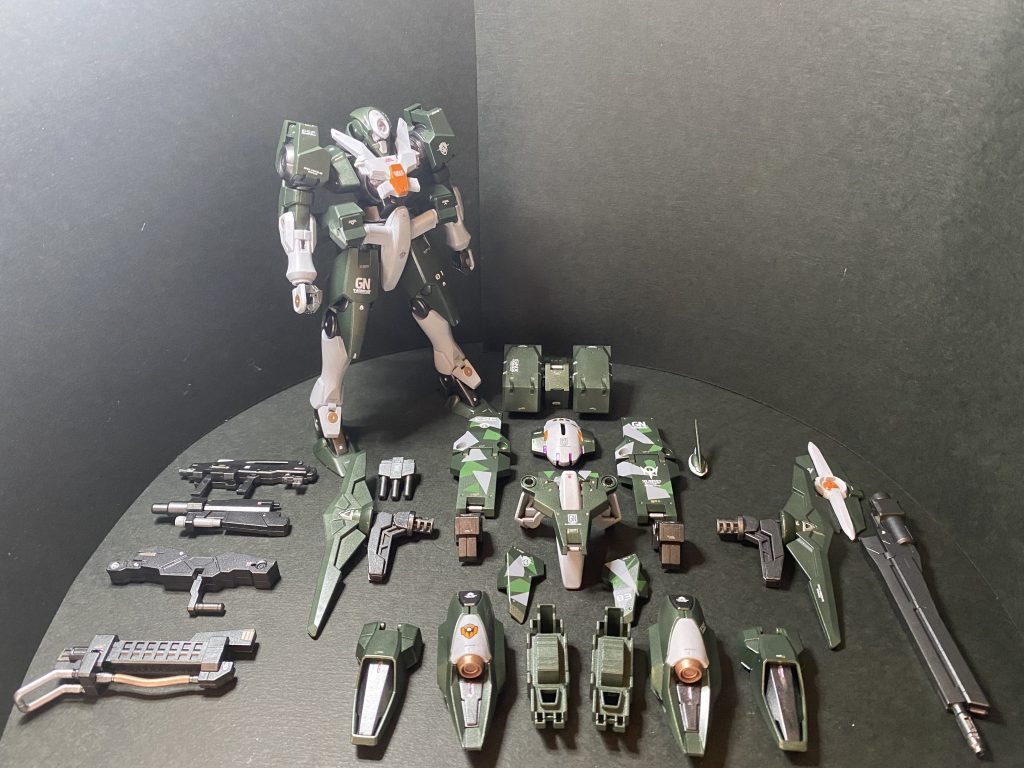 ずっと再販待ちで探していたストライカージンクスをようやく購入して制作しました〜!発売当時素通りして、後から欲しくなるキットってなかなか手に入れるの大変です😅(とくにビルド系サブキャラ機)ビルドファイターズのキットですが、本編で登場してても違和感のないデザインだったので、ダブルオー劇場版の前日譚ぐらいに登場しそうな設定で作ってみました。素体のジンクスは00一期のhgなので、2018年発売のキットとはいえ、稼働軸やパーツ分割などなど時代を感じる部分はあり。。しかし、定価2200円でアーマーパーツをはじめ、ほぼ素ジンクスが組める余剰パーツも付いてくるお得な気分になれるキット☺️スッキリ全ての部品を使い切れるランナー構成もいいけれど、こうゆうボーナスパーツにワクワクしながら、モデラーに創造の余地を与えてくれるキットも好き✨