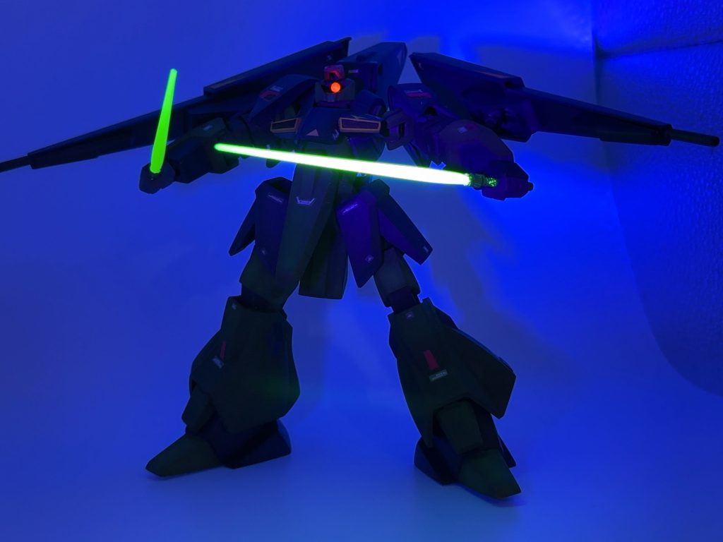 モノアイはランナーで新造し、サーベルと一緒に蛍光塗料で塗装しています。ブラックライトで光ります🔦