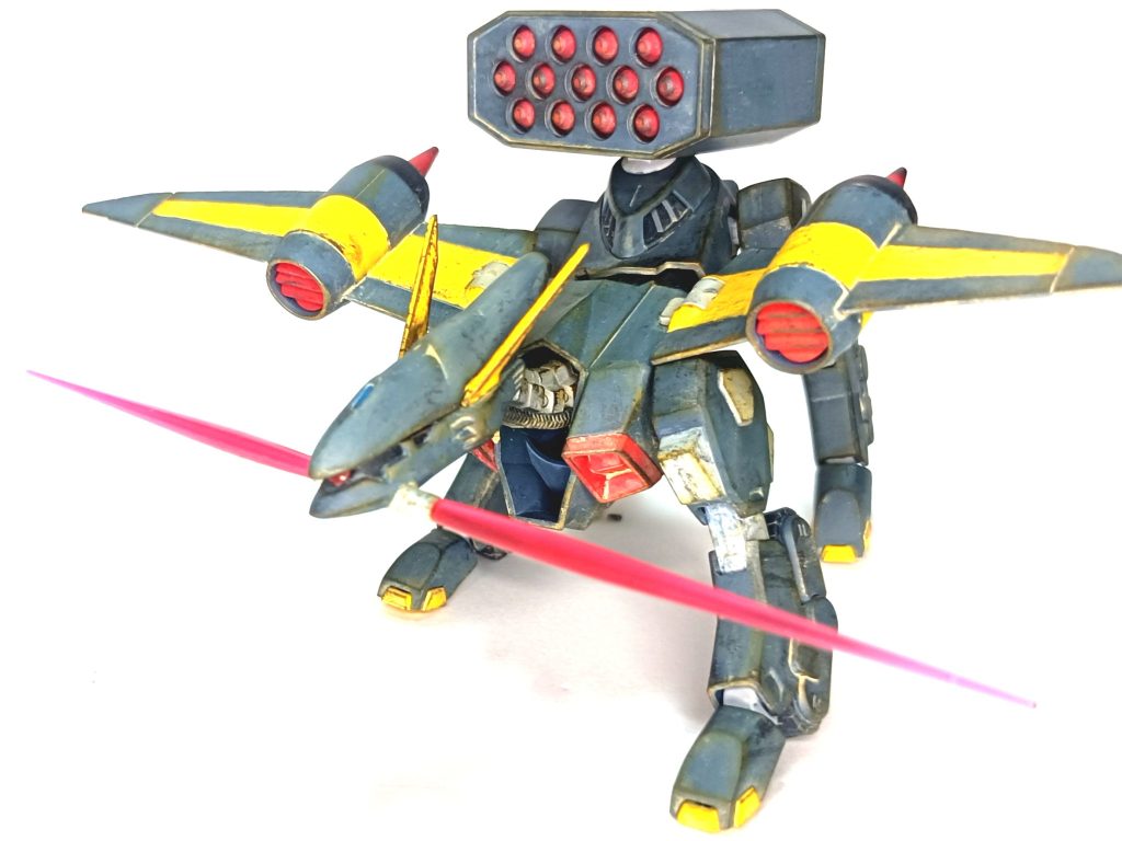 サーベル?を咥えさせて一枚。刃部分は全体に紙やすりを掛けています。