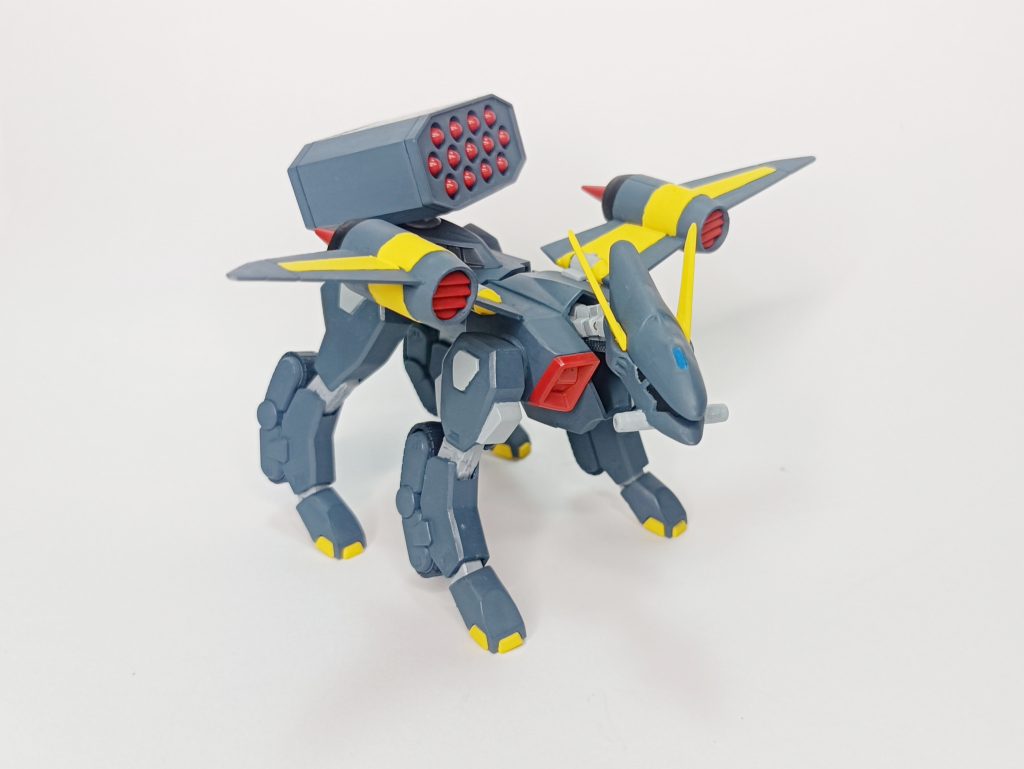 塗装した状態。↓使用した塗料↓〈Mr.カラー〉モンザレッド明灰白色(三菱系)〈タミヤアクリル〉ミディアムブルーフラットイエローフラットブラックダークアイアンスカイブルーシルバーMr.カラースプレーは昔戦闘機を作った時の余り物です。タミヤアクリルは筆で塗装しました。脚部の六角形のディテールは本来であれば本体と同じ色でしたが、いいアクセントになりそうだったので明灰白色で塗装。