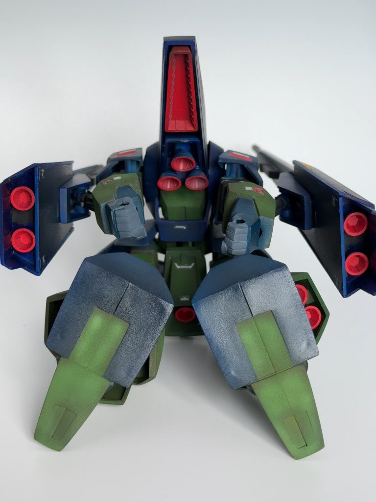 モビルアーマー形態の背部はバーニアたっぷり