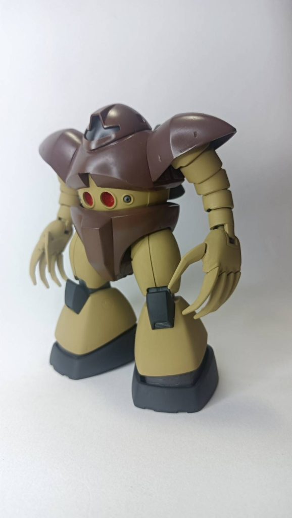 塗装した状態。↓使用した塗料↓〈Mr.カラースプレー〉モンザレッドジャーマングレー〈タミヤアクリル〉ハルレッドデザートイエロー呉海軍工廠グレイ肩アーマーの辺りがわかりやすいと思いますが、液溜まりを起こしてしまったこと、そして右太腿の塗装移りが今回の反省点。太腿は前傾姿勢なら隠れるので、気にしないことによって問題を解決しました。液溜まりについてはバクゥでは改善されているはず。