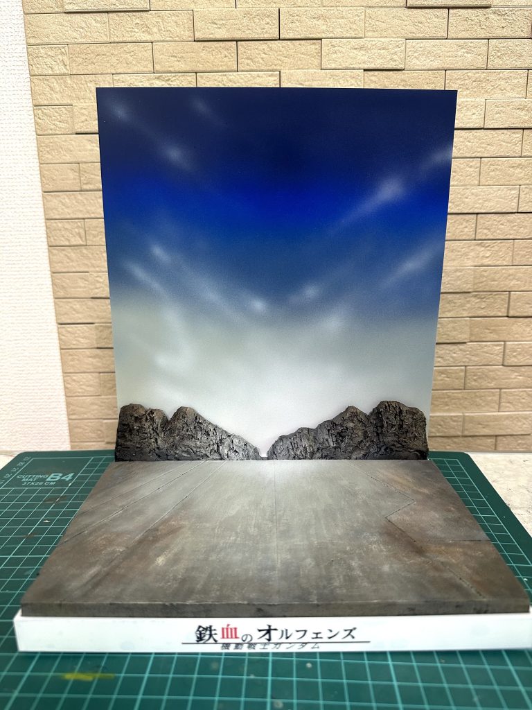 台座です。山の色を薄くして遠くにある感じを出したかったのですがそうは見えませんね（笑）背景はプラ板ですが塗装がめちゃくちゃ大変でした😅