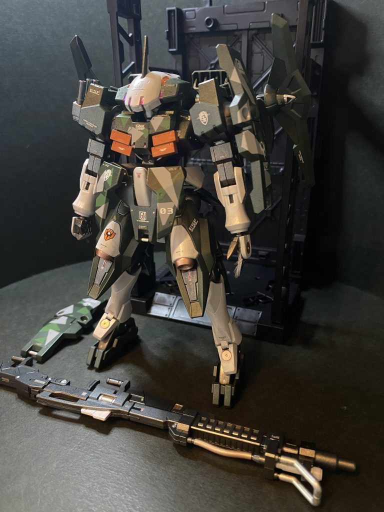 「大尉はかつてイナクトのテストパイロットも務めておられたと聞いております。AEUのトップエースで、2000回連続出撃記録や、模擬戦での連勝記録など、素晴らしいご経歴をお持ちであるのに、今回のソルブレイヴスからの誘いは断られたとか、、、何故でしょうか⁈  ぶ、不躾な質問で申し訳ありません💦」 率直に疑問を投げかけてきたアンドレイに、パトリックはこう返した。 「俺はも昔は上を上を目指して、最新鋭機のパイロットの座を争ったり、戦果を競ったりしたもんだ。でもな、自分にはもっと守るべき『何か』があるんじゃないかって、とある上官に気付かされてから変わったんだ。」(新型機の開発部隊なんて入ったら、よく「機体が恋人🩷」なんて言われてるけど、来る日も来る日も残業続きで、ろくに家にも帰れたもんじゃないっての!新婚アツアツの俺が今何よりも守りたいのは大佐との時間だー!)「そ、そんな上官と!素晴らしい教え!見習うべき志ですね!」(あぁ!なんて素晴らしいお考えなんだ。上を見続けるよりも、か弱い市民たちを守ることを常に気にかけておられるなんて。軍人として見習うべき姿勢だな!)