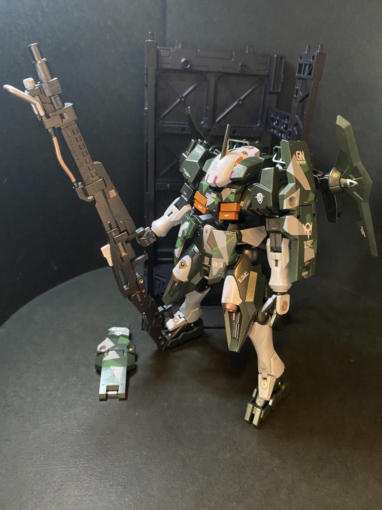 ストライカージンクスは、連邦軍の次期主力MSとして開発が進められていたジンクスⅣの地上戦データ収集の為に建造されたテスト機であり、アドヴァンスドジンクスをベースとし、主に重力下での運用を想定した装備が施されている。優れたデータ収集能力を発揮した本機は、その任務を完了した後も、新たに開発が決定した新型可変機のチェイサー機およびアグレッサー機として、そのテスト部隊「ソルブレイヴス」に転属することになる。