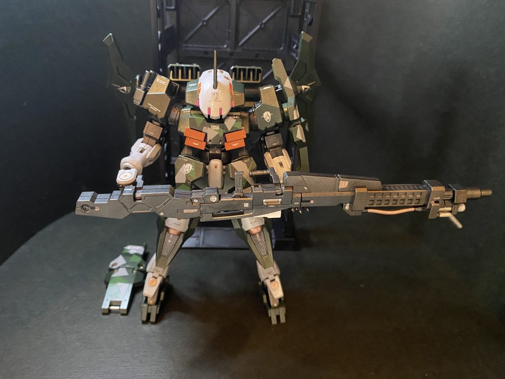 ビームスマートガンと言われれば、どうしてもこのポーズとらせたくなるwチュチュ専用デミトレにもみえないくもないwオリジナルのGNライフルを幾つかの拡張パーツで組み替えて遊ぶスタイルも色々バリエーションがあっていいですね👍