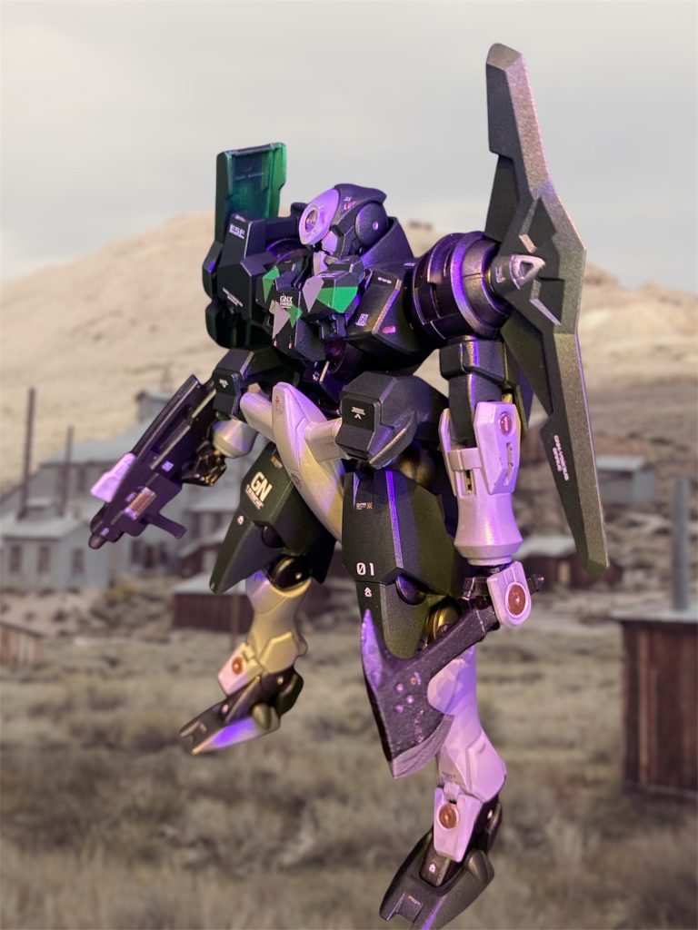 また、威力は劣るがビーム兵器よりも粒子使用量が少なく、整備性や信頼性も高い実体兵装のGNアックスがリアアーマーに新たにマウントされた。ジンクスⅣの配備開始に伴って民間軍事会社や旧小国の自警隊に払い下げられたジンクスⅢの多くがこの機体に改修され、広く民間で活用されることとなった。しかしながら、民間に広く普及するという事は、テロ組織や反連邦主義者が入手し易くなるという裏返しでもあり、事実この機体を使用した事件の発生件数は僅かながら増えつつあるという。