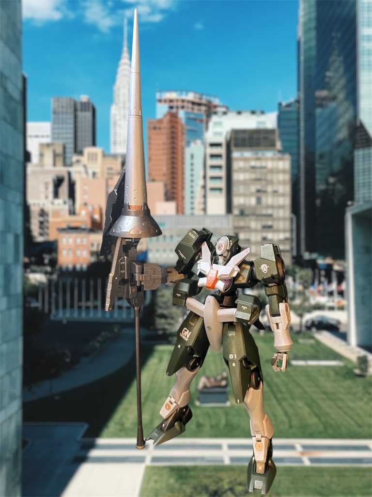 また本機から派生したジンクス系列の⒊5世代とも言うべき機体はACTV(アクティブ)ジンクスとよばれ、ジンクスⅢで第一世代よりも低下してしまった基礎能力の底上げと、民間組織でもライセンス生産・運用が可能な様、生産性・整備性の向上を目的とした改修がなされた。これまで小型化されてきた肩部と腰部のGN粒子発生器はさらに薄型軽量化された民間企業生産のものに換装されコスト・整備性ともに向上したうえで、GN粒子発生量に起因する全体的な機体性能は第一世代ジンクスを上回ることに成功したのである。広く地球の防衛を担う機体となるよう開発コードはサキモリと命名された。