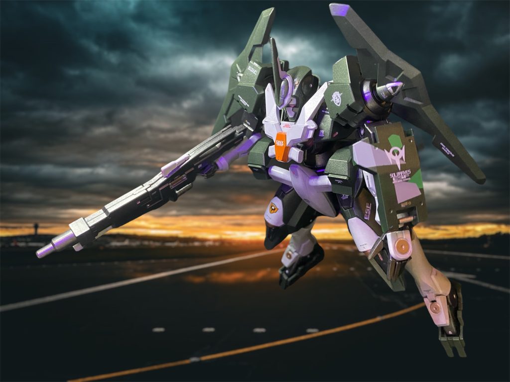 「ここかぁ〜、最新鋭機の開発部隊ってのは。」パトリック・マネキン大尉は連邦軍第51航空基地に着任していた。真っ青な大空に数本の飛行機雲がすぅっと引かれてゆく。かつて“不死身のコーラサワー”と呼ばれた男は、その経験値と「何があっても生きて還る」という生還率の高さを買われて、大事なデータ収集機のパイロットに抜擢された様だ。「遠路遥々ご苦労様です、マネキン大尉!当基地守備隊のスミルノフ中尉であります。大尉の案内役と演習中の僚機も自分が任されておりますので、よろしくお願いします!」敬礼したアンドレイ・スミルノフに、そう固くなるなと気安く声をかけたパトリックは格納庫へと向かった。